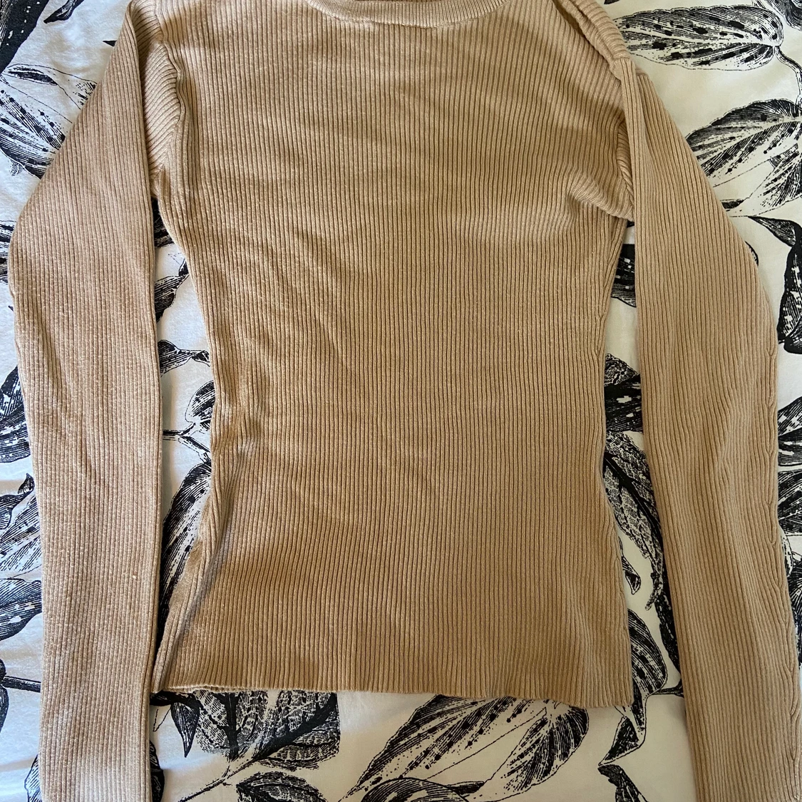 Ribbed beige long sleeved shirt - 90