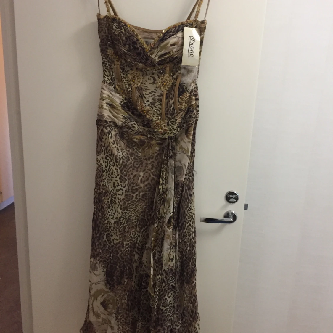 Oanvänd aftonklänning   