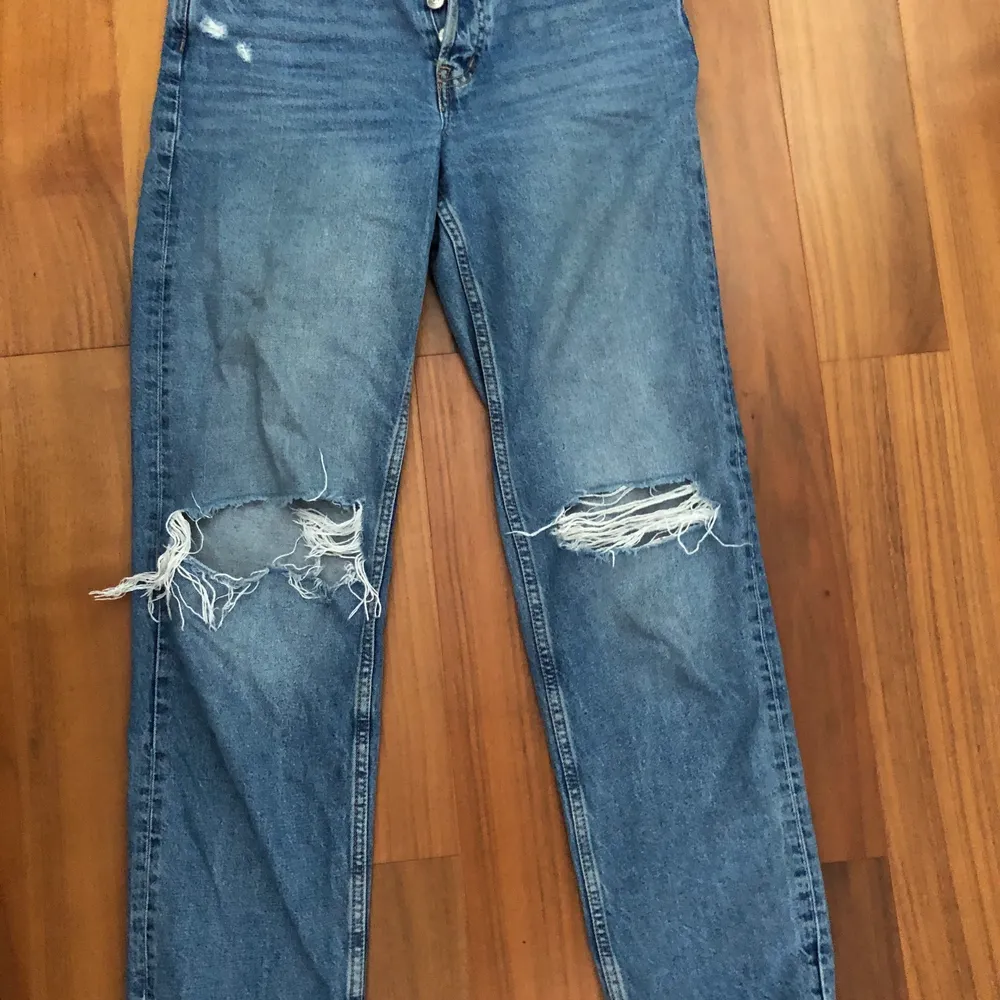 Jag säljer ett par slitna jeans i storlek 36, som är ifrån hm✨ köparen står för frakten💓. Jeans & Byxor.