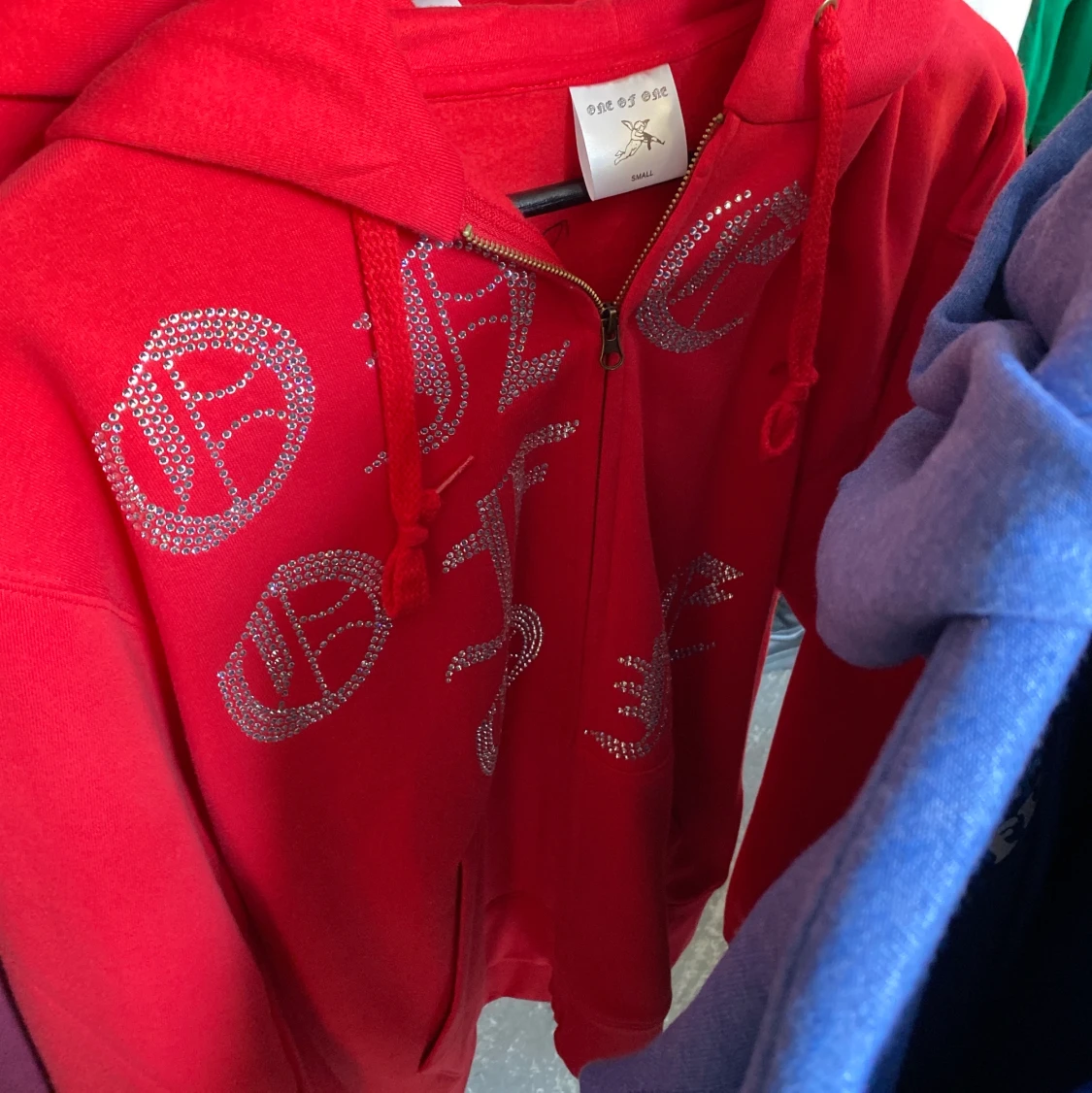 Röd One of One tröj strl M  - 91