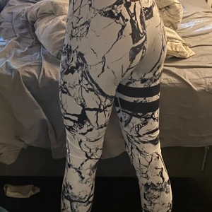 Stronger träningsbyxor  - Jätte fina träningensbyxor ifrån stronger, sitter jätte bra och är sjukt fina <3 frakten ingår i priset ❤️ dom är väldigt stretcha 