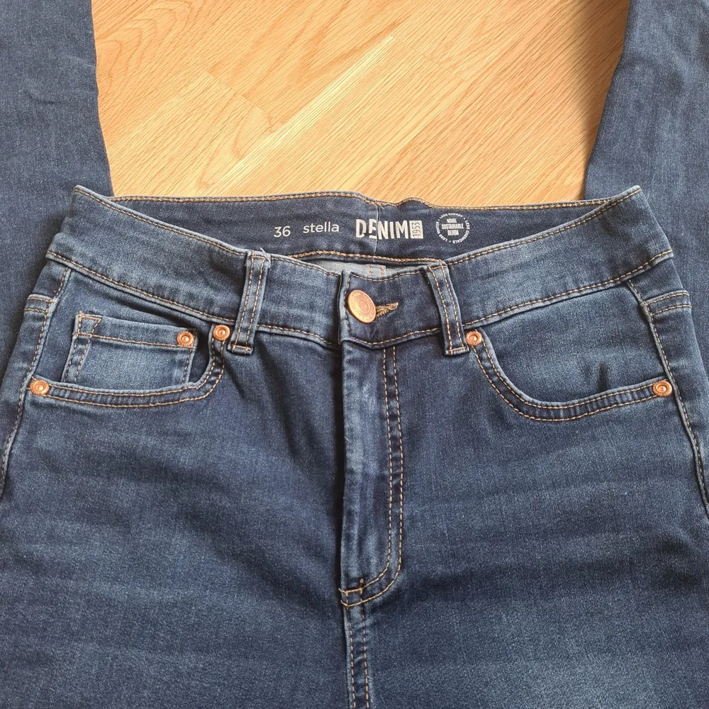 Ett par blåa, stretchiga jeans i modell 'Stella' från Kappahl. Nyskick! Köparen står för frakten.. Jeans & Byxor.