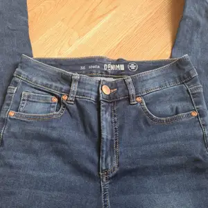 Ett par blåa, stretchiga jeans i modell 'Stella' från Kappahl. Nyskick! Köparen står för frakten.