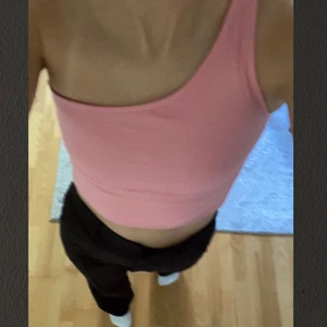 linne  - ett rosa linne från gina som jag köpte förra året, använt en gång. Kom privat för fler bilder eller frågor, 50kr + frakt 💜