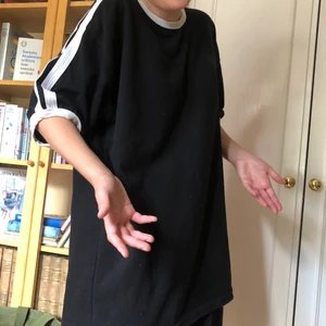 Oversized t-shirt - Stor tröja, svart med vita ränder på ärmarna, ser ut som adidas men det är det icke 