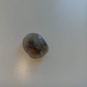 En liten liten kristal, troligen smoky quartz, äkta. 20kr