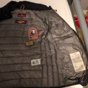 Parajumper jacka - Säljer den eftersom den har blivit för liten för mig, den är lite skadad på högre armen då de är ett litet hål men inget stort. Storlek S