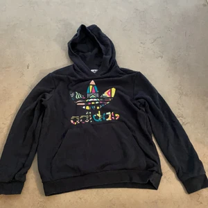 Adidas hoodie strl:152 - Adidas hoodie storlek 152  Är i bra skick 