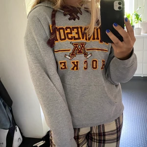 Vintage hoodie - Tänkte sälja denna vid bra bud, använd max 3 ggr🌟 köpte den på en vintage affär för 400kr för ca 1 år sen❤️ den sitter jättebra på mig som vanligtvis har S