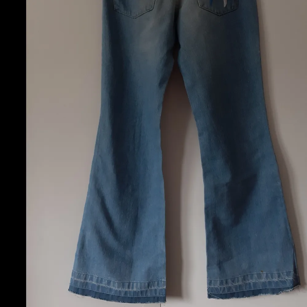 storlek W30 L32-34 vet ej! ny pris 498kr säljer min mammas low rise bootcut jeans som hon har haft sen 2002 som är aldrig andvända! pris kan diskuteras vid intresse! köparen står för frakt💕. Jeans & Byxor.