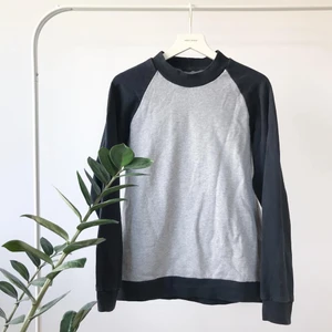 Sweatshirt - Står varken märke eller storlek men skulle uppskatta den till en M. Använd fåtal gånger💗