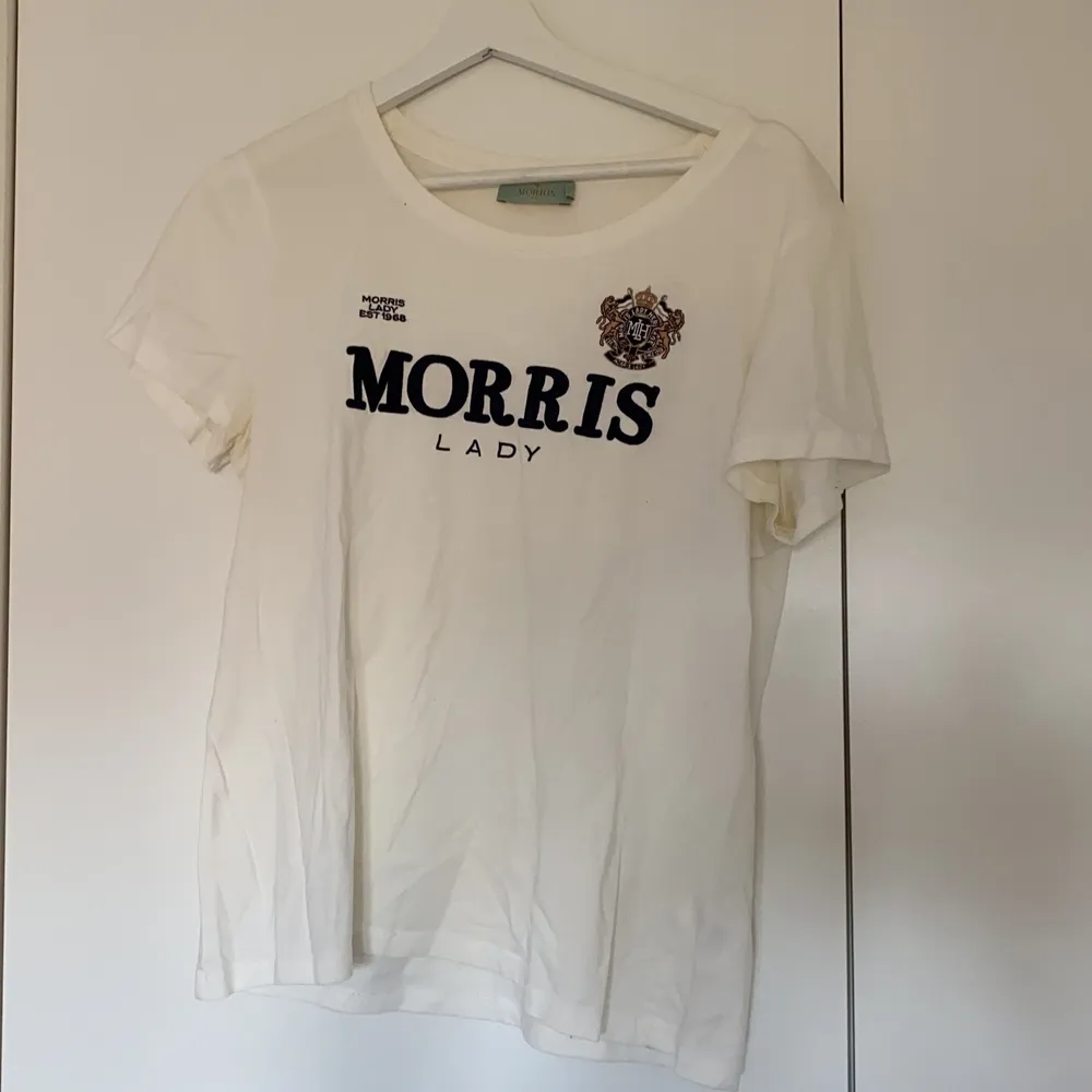 T-shirt från Morris. Storlek LARGE. Plagget tvättas innan det skickas iväg . T-shirts.