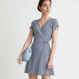 Kläning i blå/vit  - En jätte sött omlott klänning i mörkblå med vita detaljer, är i storlek 36 men passar en 38, bara andvänd 1 gång ⭐⭐ (lånade bilder)