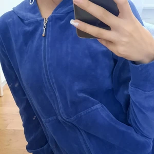 Blue "vintage/y2k" top - Jätte skön blå 00s tröja. Storlek: xxs/xs. Frakt 66 kr. Kedjan är lite rostig.