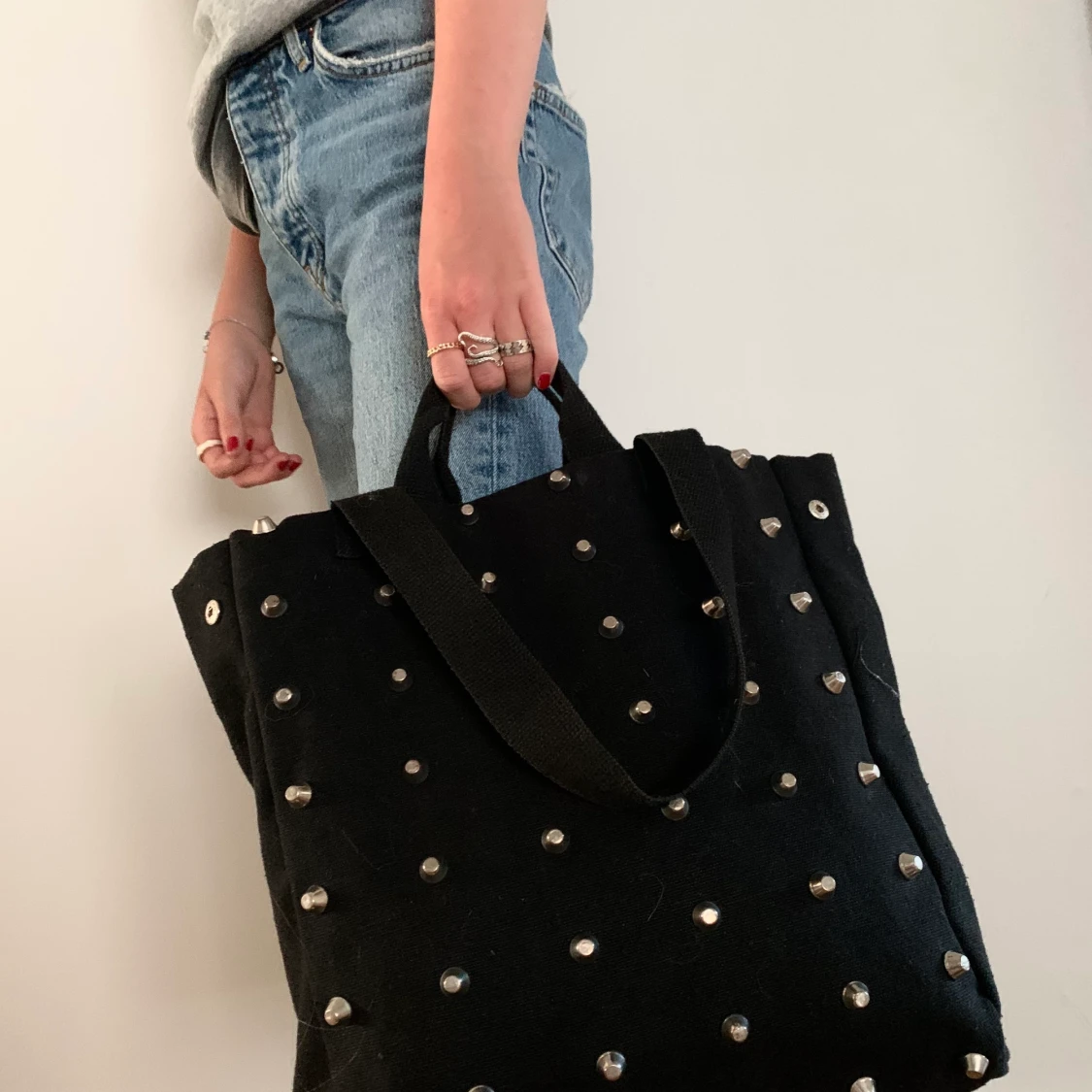 Svart väska med nitar