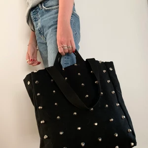 Svart väska med nitar - Denna väskan har jag bara använd några få gånger och den är i väldigt bra skick. Köparen betalar frakten