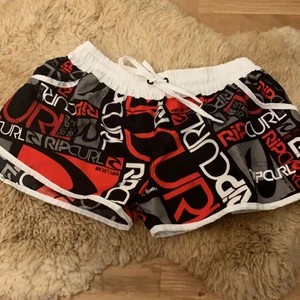 Storlek 34 - Ett par träningsshorts med långa snören 