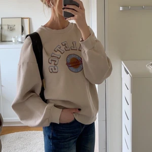 Beige tjocktröja  - Jättefin tjocktröja från Ginatricot! Använd ett fåtal gånger men är i mycket bra skick! Säljer pga att den ej används. 150kr+frakt. 🌟Skriv privat om ni har några frågor.🌟