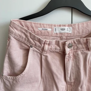 Rosa jeans - Rosa coola jeans, modellen är lite ”baggy” och wide leg. Använda några få gånger. Jag är 175 cm lång💞