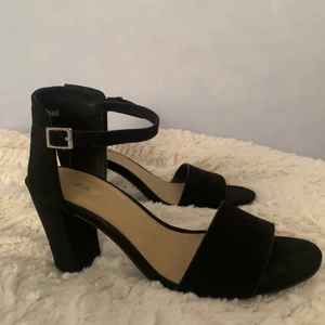 Svarta klackar som nya - Svarta snygga klackar som är sköna att gå i. Endast använda en gång. Ser ut som nya! Storlek 38❤️