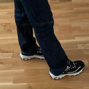 Svarta Skechers som inte längre kommer till användning. Skorna är väldigt sköna att gå i och passar till nästan vilken outfit!😍