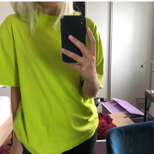 Neongrön t-shirt från collusion - Super fin t-shirt från collusion. Bra skick (endast lite skrynklig på bilderna). Storleken är S men modellen är oversized. 