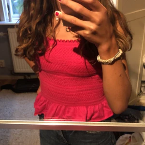 Söt linne - Ett jättefint linne❤️som jag säljer för att den tyvärr inte kommer till användning använd väldigt sällan❤️som är i storlek 146/152 men det är i strecight tyg så är som en XXS-s