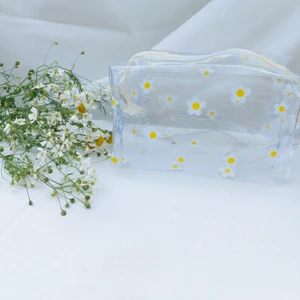 Blommig Necessär  - Så söt och genomskinlig Necessär från Pearlz.wear i den perfekta storleken. Perfekt för alla små resor nu i sommar!