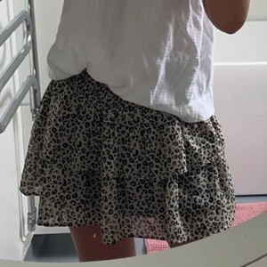 Volang kjol - Leopardig volang kjol från Kappahl. Använd fåtal gånger. Stolek 158/164, passar en xs,s kanske M. Perfekta passformen! 