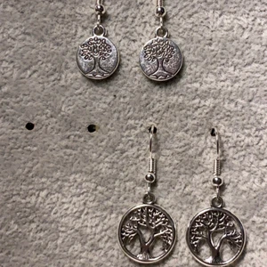 Örhängen med träd - Örhängen med träd, 20kr/paret, skriv till mig här eller på Instagram @emilias_smycken för mer info💕