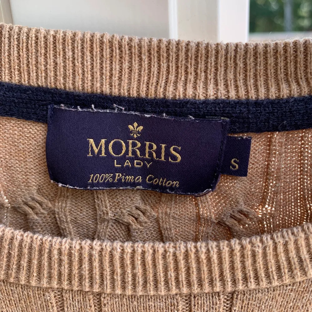 En kabelstickad Morris tröja. Brun beige i färgen. Lite sliten efter tvätt men fortfarande i bra skick! Mer info om tröjan och leverans vid intresse.. Tröjor & Koftor.