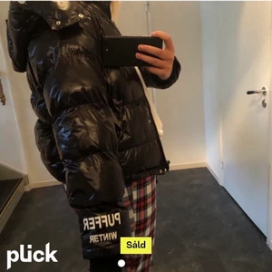 Svart jacka  - Säljer jackan då den inte kommer till sin fulla användning, jackan har använts fåtal gånger under vintern och har inga defekter💕köparen står för frakten!!! Första bilden är inte min✨