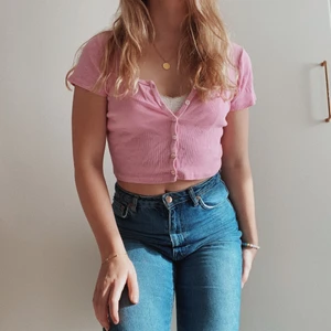 Brandy Melville topp med knappar  - Rosa topp från Brandy Melville, inga skador, storlek ”One size”/S 