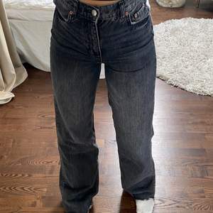 Slutsålda mörkgråa jeans från Zara. Storlek 36. Säljer då de inte kommer till någon användning. Frakt tillkommer❤️