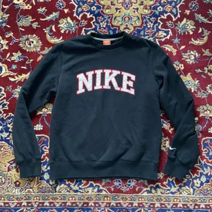 Nike sweatshirt - Nike sweatshirt med tryck😌 Använt 1 gång så i mycket bra skick! Frakt kostar 66kr