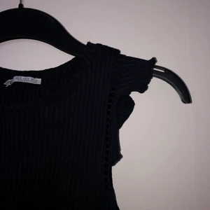 Zara topp - Svart zara topp med volangärmar, strl M men passar även xs/s
