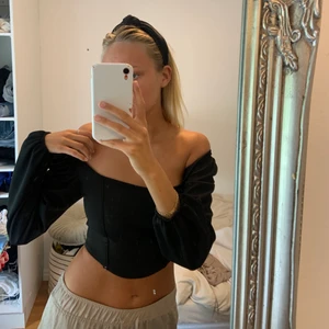 Svart långärmad topp - Jättefin svart topp med lite balongärmar och korsettliknande passform! Aldrig använd och köpt för 350kr från pretty little things💕💕