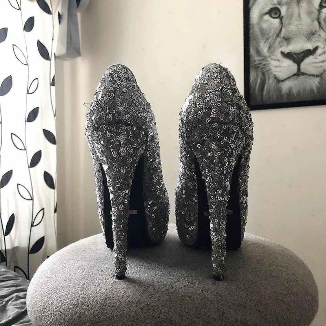 Klackskor med silvriga paljetter  - 90
