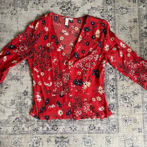 Söt blus  - Blommig blus, storlek xs (passar på mig som vanligtvis använder S). Kan skickas hem till dig!   (Oanvänd)