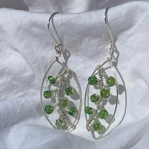 Laguna silver - Handgjorda örhängen med gröna pärlor, och silverpläterad koppartråd. Nickel-, kadium-, och blyfria. 4,5x2 cm