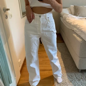 Zara jeans - Så snygga vita jeans från zara! Sparsamt använda och ser ut som nya! De är i storlek 34. Skriv om du är intresserad!💓💓