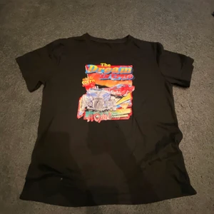 T-shirt  - Snygg t-shirt med tryck. Aldrig använd, inga slitningar i trycket eller fläckar på tröjan😊