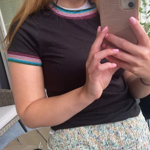 T-shirt med glitter - Enkel svart T-shirt med fina färgglada glitterdetaljer. Från New Look i Edinburgh ❤️🧡💛💚💙