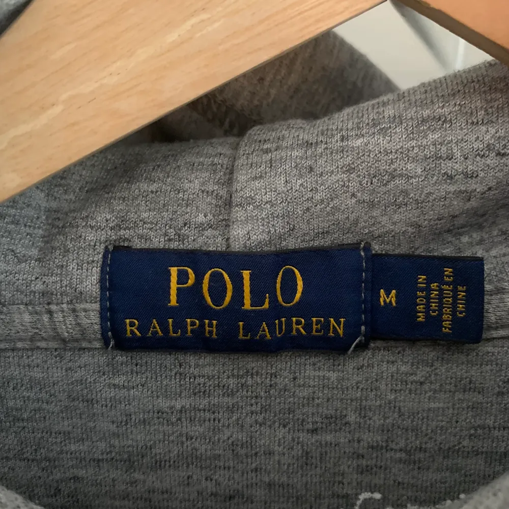 Nästan oanvänd Ralph Lauren hoodie i grå färg.   Skick: 10/10. Nypris ca 1200kr. Storlek Medium. Köp direkt för 400kr. Tröjor & Koftor.