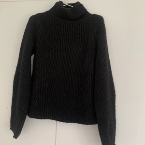 Stickad tröja från river island - Mysig stickad tjocktröja från river island, knappt använd. 