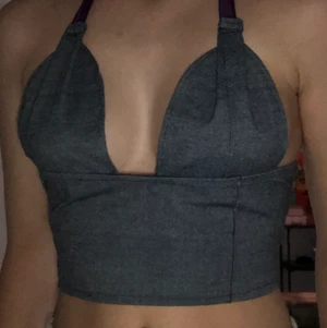 Halterneck topp - Egen sydd halterneck topp. Inte använd. Gråblått tyg med lila band. 25kr+frakt💛