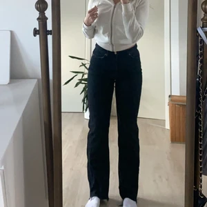 Svarta NAKD jeans strl S - Snygga jeans från Nakd som är använda ett fåtal gånger men är som nya! Köpta för 500kr. Senaste budet står i priset💞