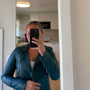 Grön skinnjacka i strl 36 eller S - Älskar denna! Men den passar inte längre :/. Bra skick. Använt några gånger. Kan både mötas upp (Göteborg) eller skicka paketet, men då står du för frakten🤍