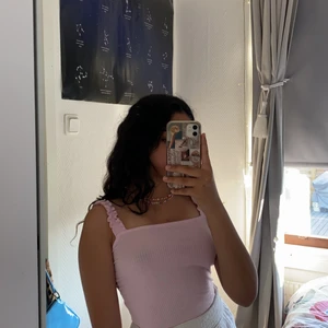 Rosa linne med volänger  - Ganska tunn troligen köpt på new yorker. Storlek: S frakten får man själv betala för <33 