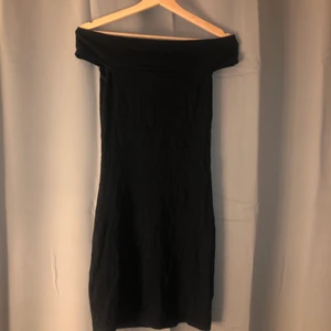 Klänning  - Tajt klänning som är off shoulder. Använd ett fåtal gånger. 